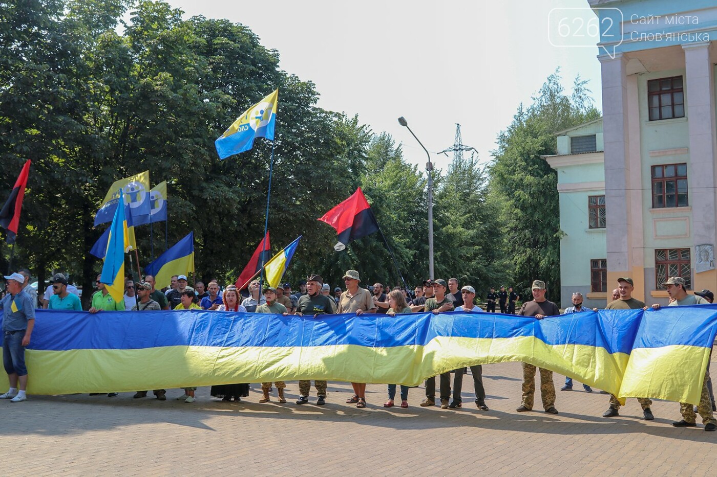 Палили фаєри, співали Гімн та кликали голову ДонОДА - як у Краматорську мітингували проти Ляха - ВІДЕО, фото-13