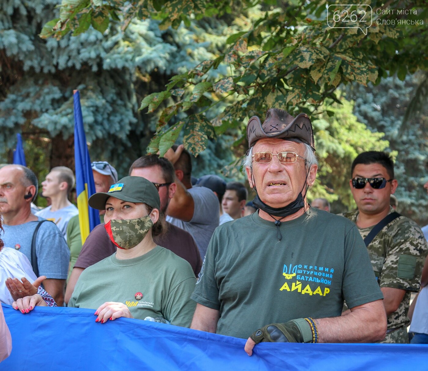 Палили фаєри, співали Гімн та кликали голову ДонОДА - як у Краматорську мітингували проти Ляха - ВІДЕО, фото-14