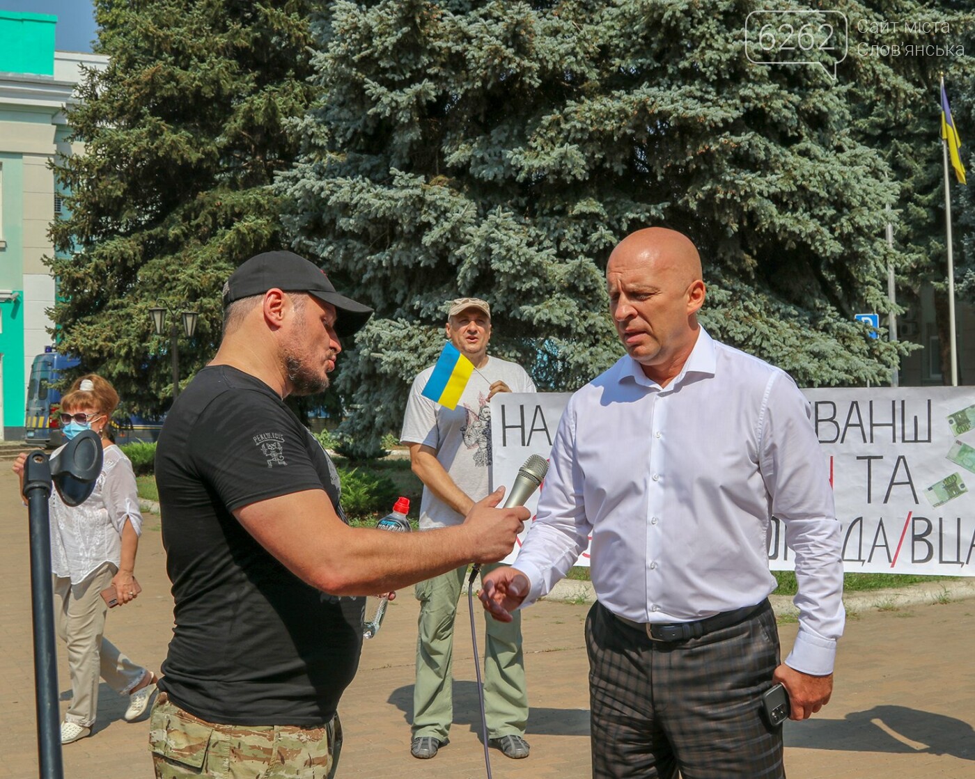 Палили фаєри, співали Гімн та кликали голову ДонОДА - як у Краматорську мітингували проти Ляха - ВІДЕО, фото-15