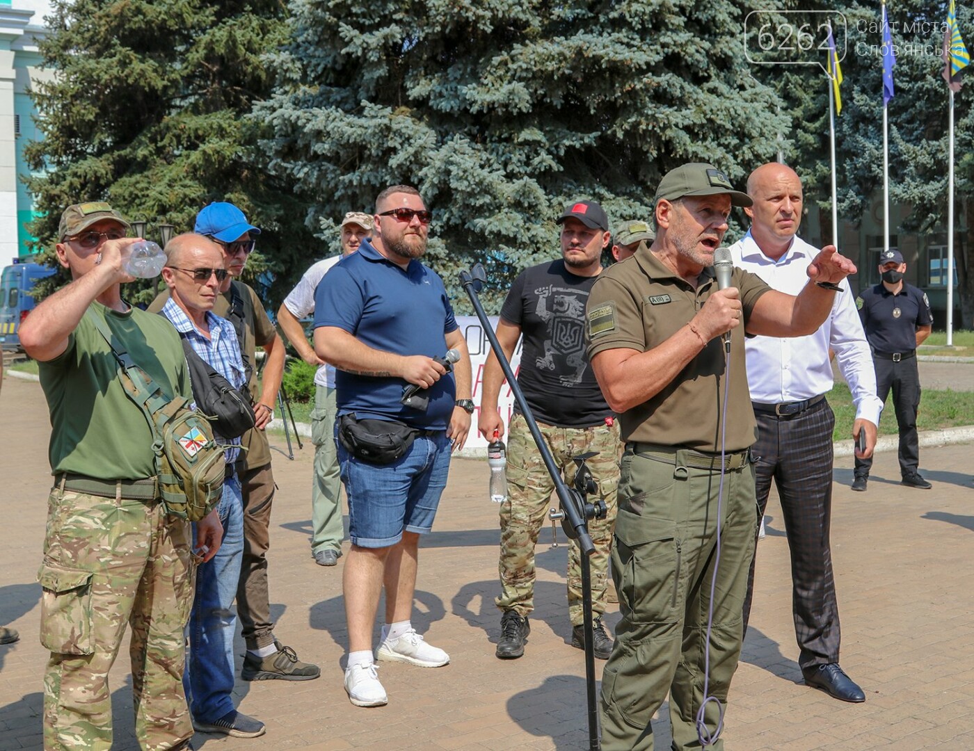 Палили фаєри, співали Гімн та кликали голову ДонОДА - як у Краматорську мітингували проти Ляха - ВІДЕО, фото-16