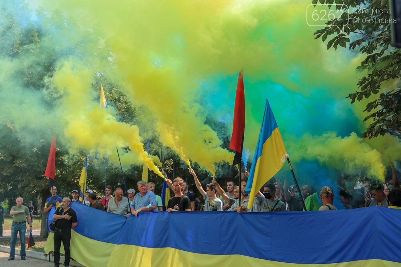 Палили фаєри, співали Гімн та кликали голову ДонОДА - як у Краматорську мітингували проти Ляха - ВІДЕО, фото-17