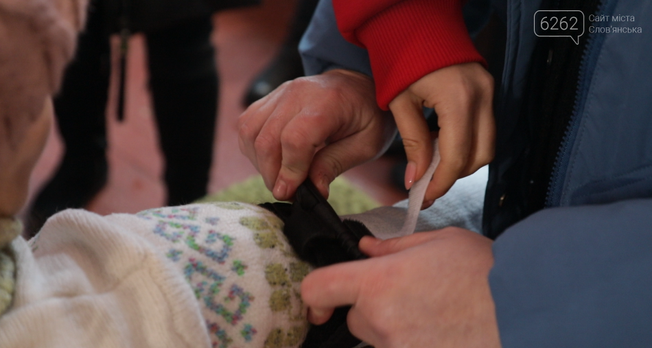 Жителька села Ольшана в Ічнянській громаді вчиться користуватися турнікетом. Інструкторка пояснює, як його правильно затягнути. Фото: ШоТам
