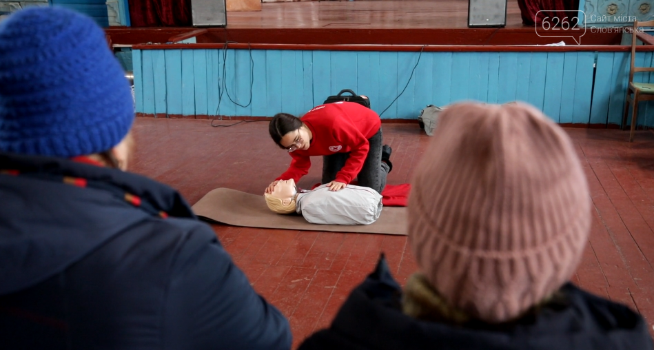 Інструкторка з Товариства Червоного Хреста України показує на манекені, як перевірити, що трапилося з пораненою людиною. Фото: ШоТам
