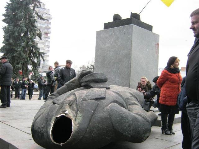 Голова Леніна і вулиця Джона Леннона. Декомунізація у Слов..., фото-11 Голова Леніна і вулиця Джона Леннона. Декомунізація у Слов’янську та по Україні, фото-11