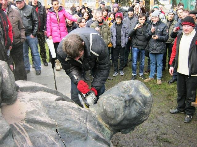 Голова Леніна і вулиця Джона Леннона. Декомунізація у Слов..., фото-10 Голова Леніна і вулиця Джона Леннона. Декомунізація у Слов’янську та по Україні, фото-10