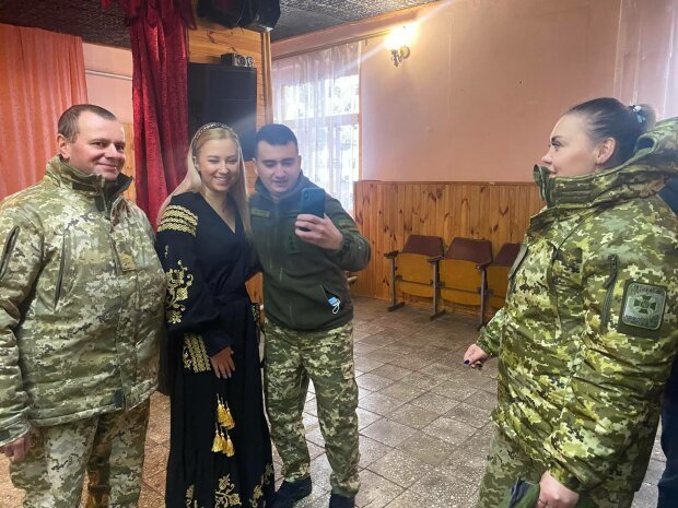 Солдати, маяк та шість тон олів'є (18+) , фото-2 Солдати, маяк та шість тон олів'є (18+) , фото-2