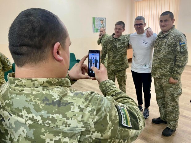 Солдати, маяк та шість тон олів'є (18+) , фото-1 Солдати, маяк та шість тон олів'є (18+) , фото-1