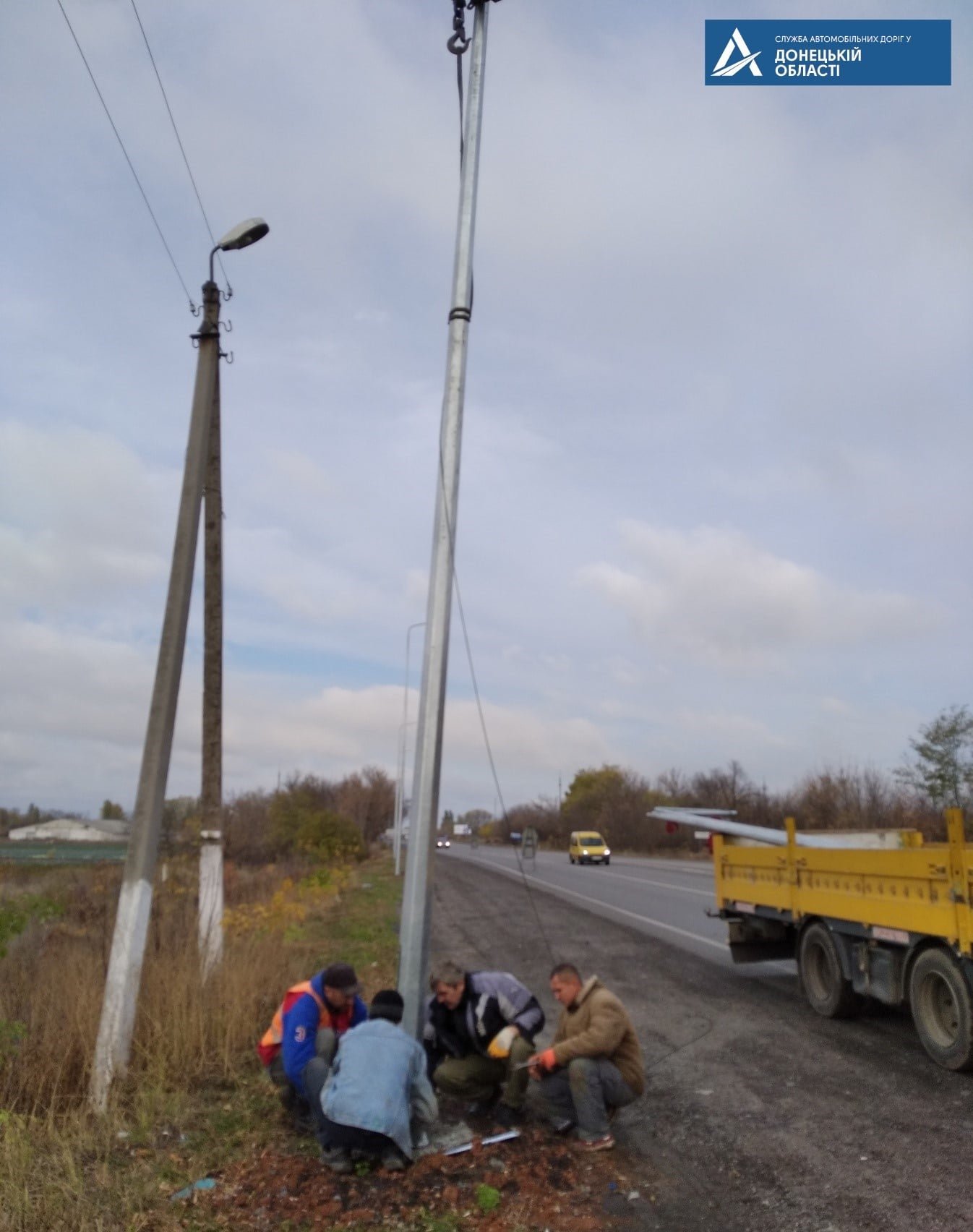 На дорозі між Слов'янськом та Краматорськом встановлюють ліхтарі та огородження, фото-2