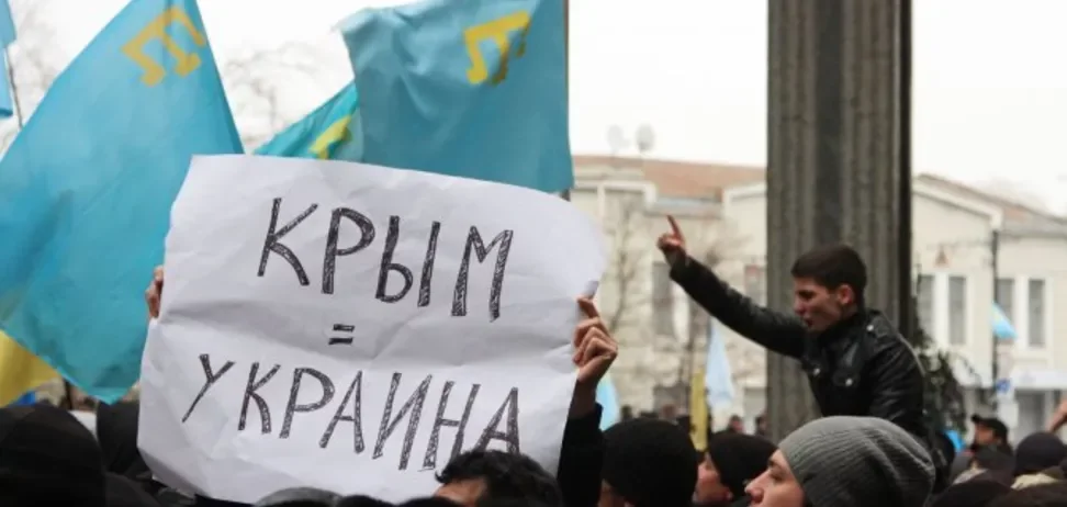 Мітинг під Парламентом Криму 26 лютого 2014 року. Джерело: depo.ua
