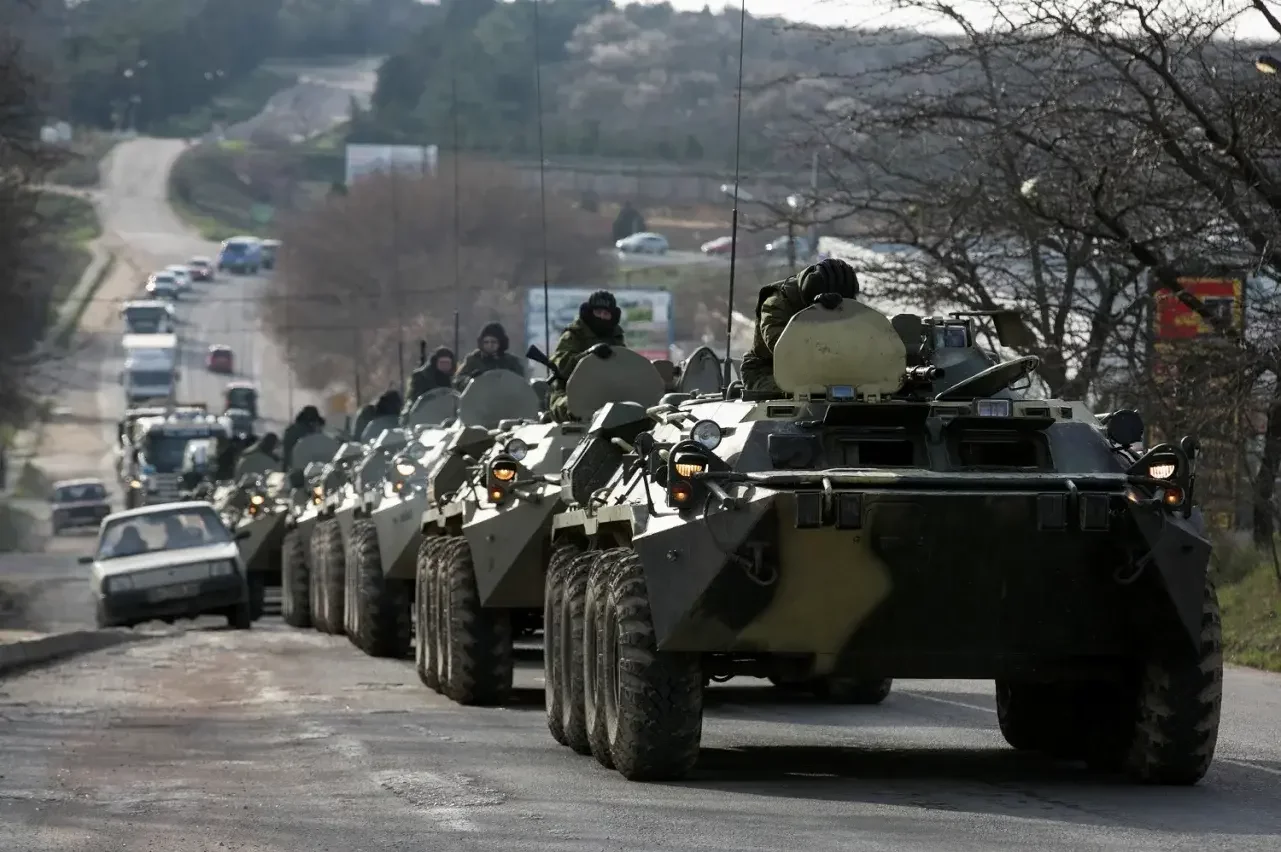 Колона російської військової техніки без розпізнавальних знаків біля Севастополя. 10 березня 2014 року. Джерело: Reuters | Baz Ratner