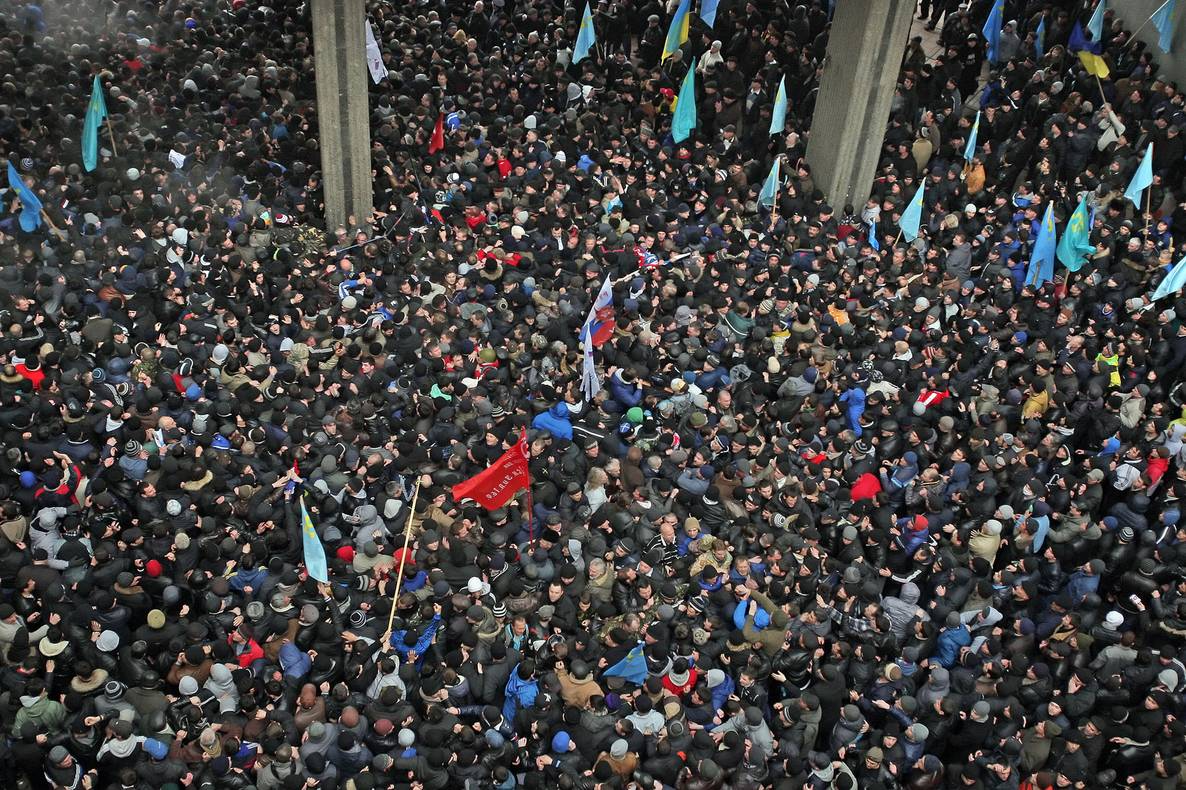 Протистояння між прихильниками єдиної України та проросійськими активістами біля Верховної Ради Криму у Сімферополі, 26 лютого 2014 року. Джерело:...