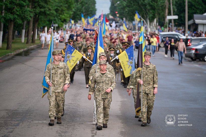 День звільнення у Краматорську відзначили масовою патріотичною ходою (фото), фото-1
