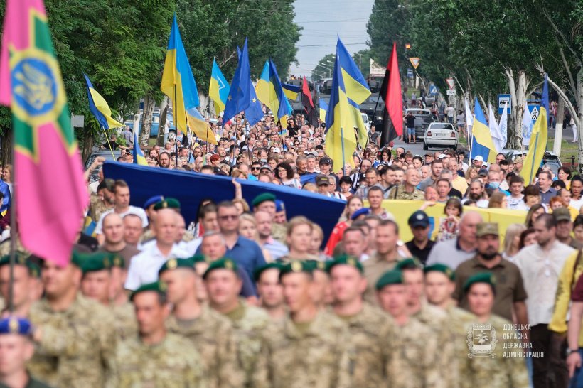 День звільнення у Краматорську відзначили масовою патріотичною ходою (фото), фото-2