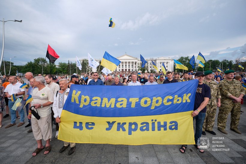 День звільнення у Краматорську відзначили масовою патріотичною ходою (фото), фото-9
