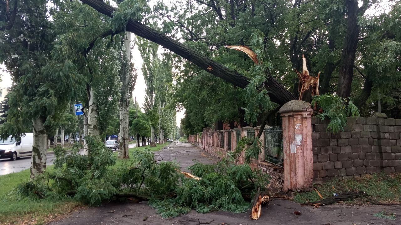 Повалені дерева та зруйновані білкони: наслідки негоди у Слов'янську - ФОТО, фото-14