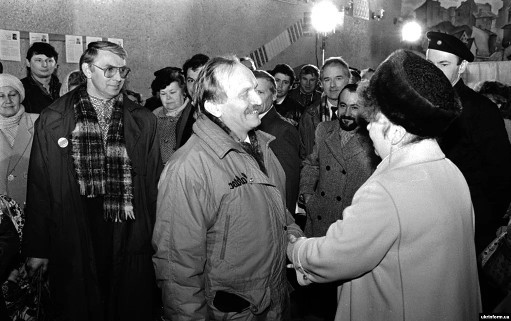 Кандидат у президенти України, голова Львівської обласної ради В’ячеслав Чорновіл вітає виборців на дільниці N41 у Львові під час голосування на Всеукраїнському референдумі за незалежність України та президентських виборах.  В’ячеслав Чорновіл здобув другий результат на виборах президента – 23,27% голосів виборців