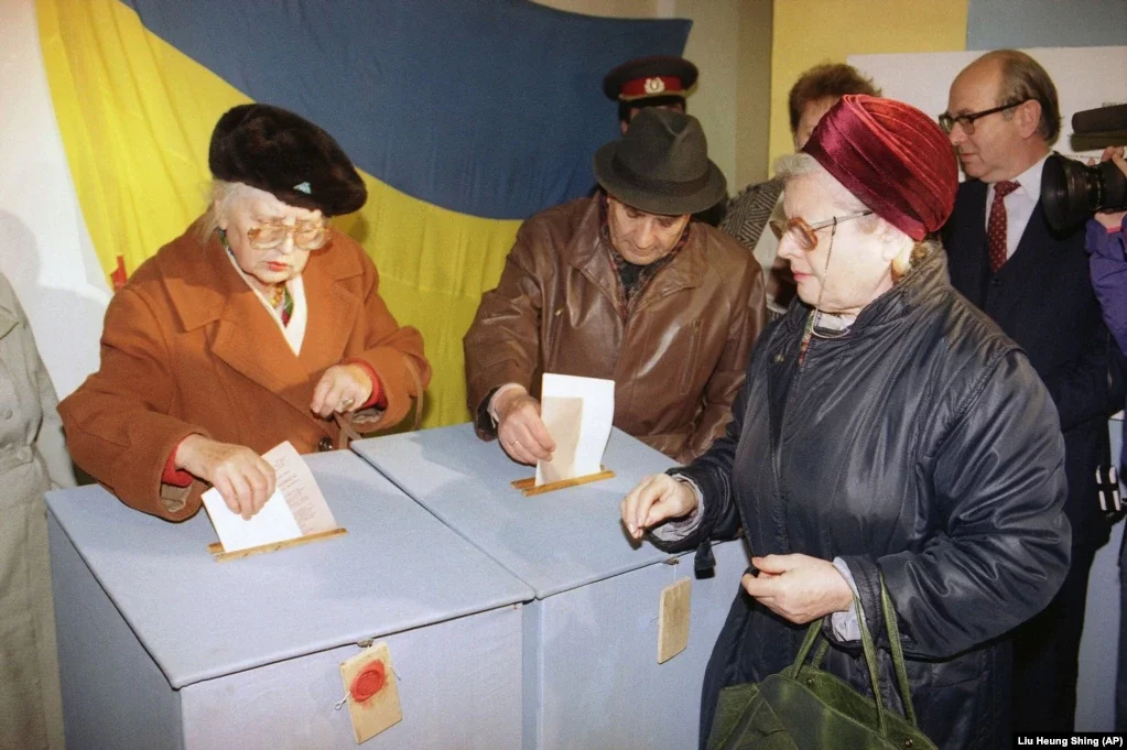 Під час голосування на Всеукраїнському референдумі за незалежність України та президентських виборах. Київ, 1 грудня 1991 року