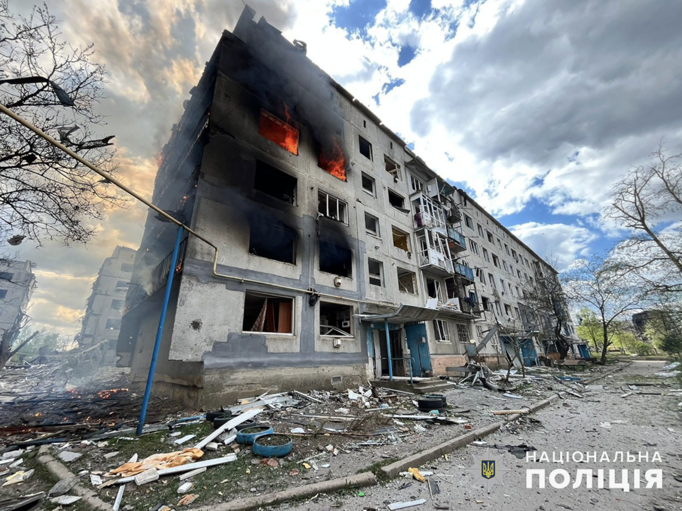 Зруйнована російськими обстрілами будівля