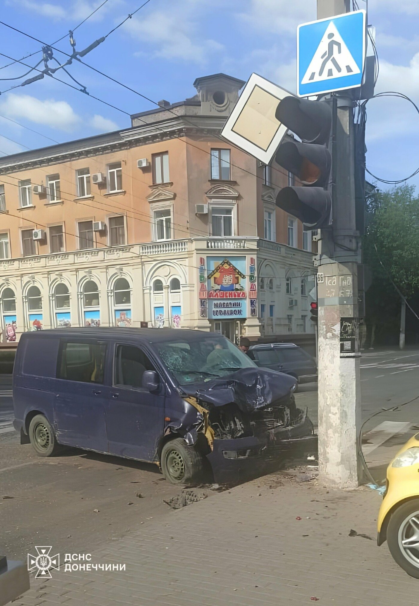 Рятувальники дістали тіло загиблого у Слов'янську з понівеченого авто