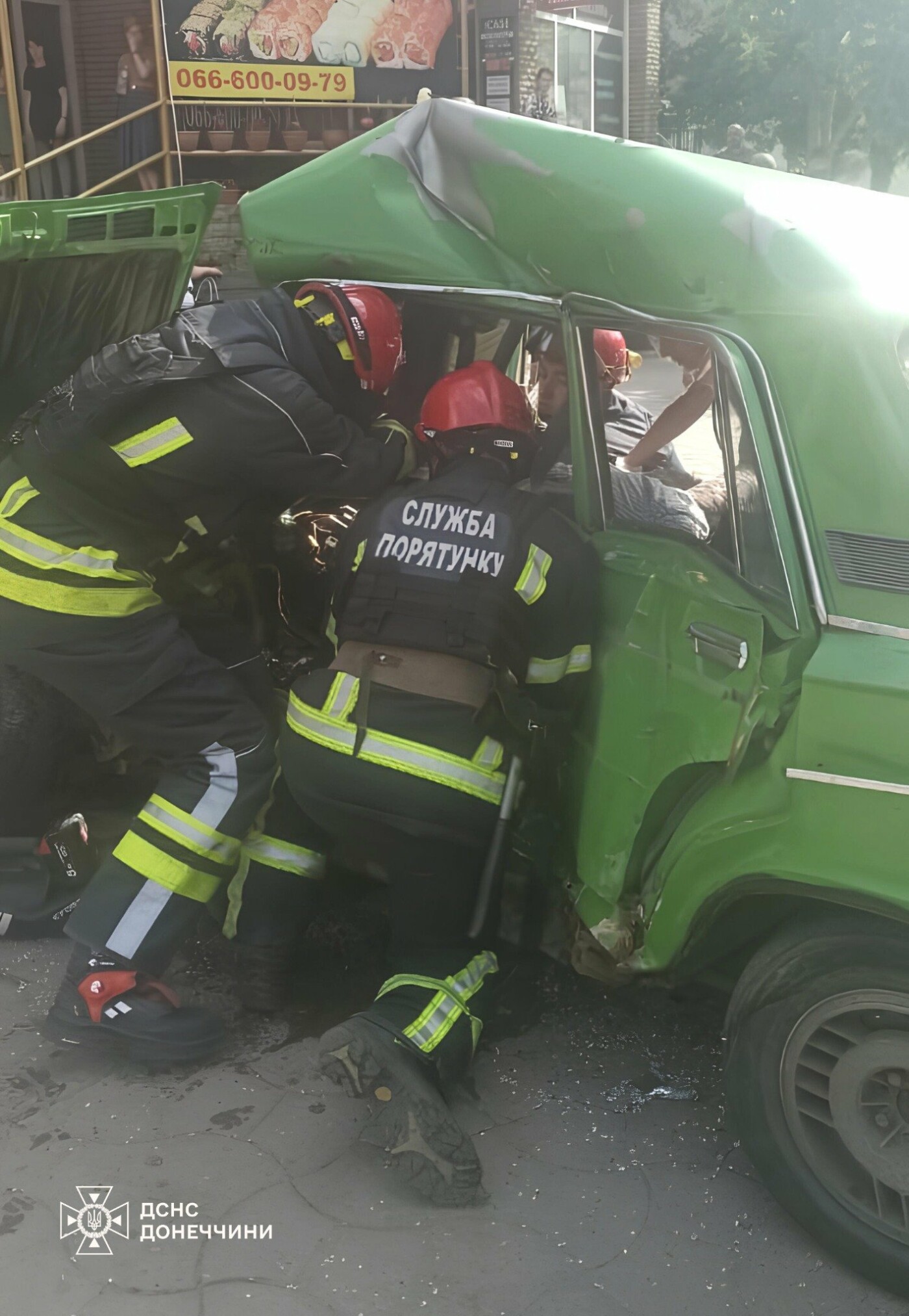 Рятувальники дістали тіло загиблого у Слов'янську з понівеченого авто