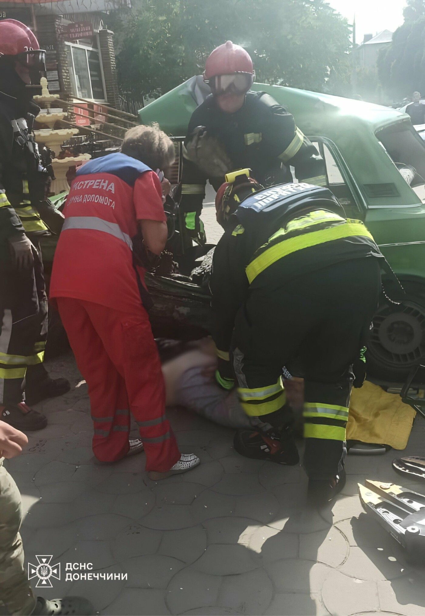 Рятувальники дістали тіло загиблого у Слов'янську з понівеченого авто