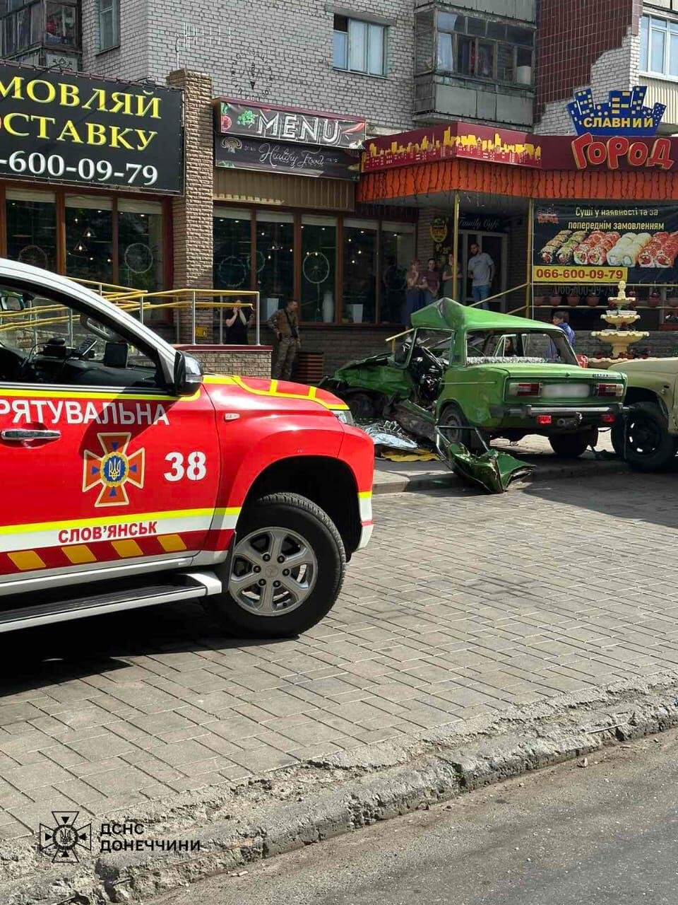 Рятувальники дістали тіло загиблого у Слов'янську з понівеченого авто