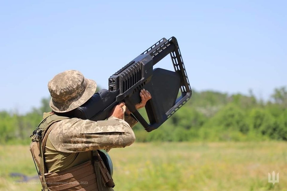 Боєць ЗСУ цілиться у ворожі повітряні цілі