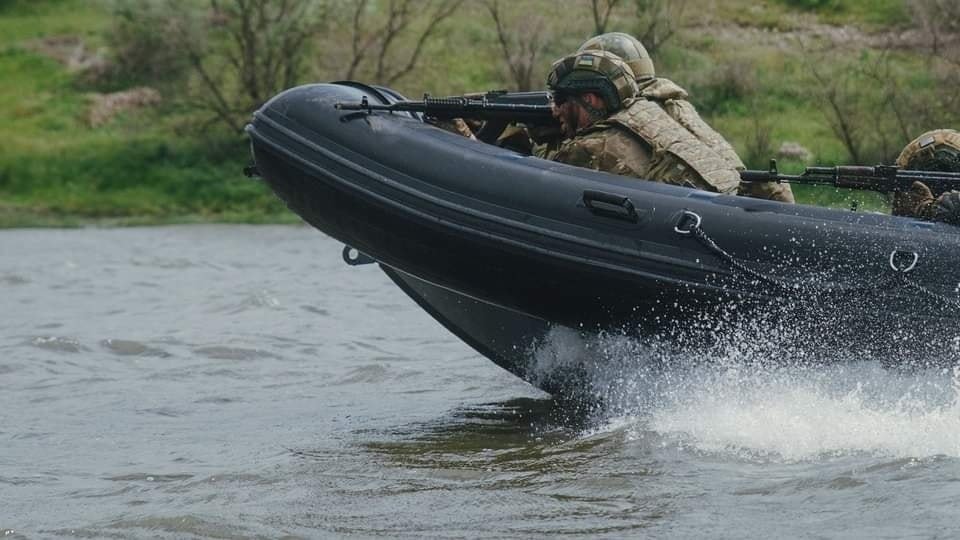 Українські військові на човні