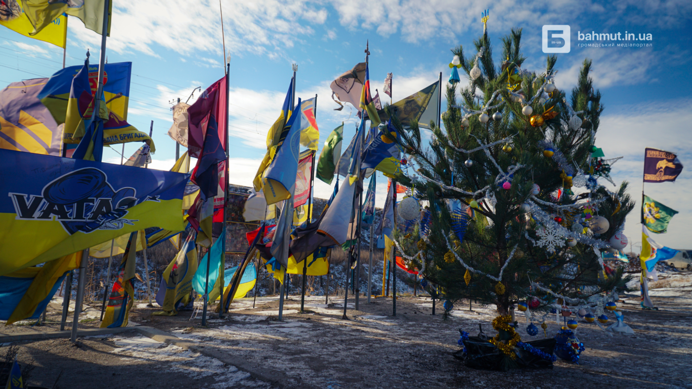 Встановлена біля стели Донецької області ялинка