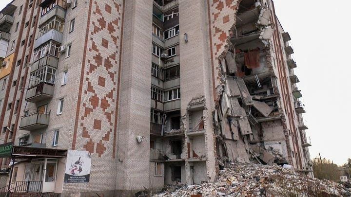 Зруйнований багатоповерховий будинок, прифронтовий Лиман, Донецька область, квітень 2024 рік.