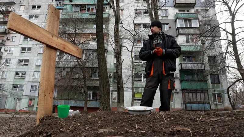 У Маріуполі загиблих внаслідок російських атак мирних жителів ховали просто перед будинками