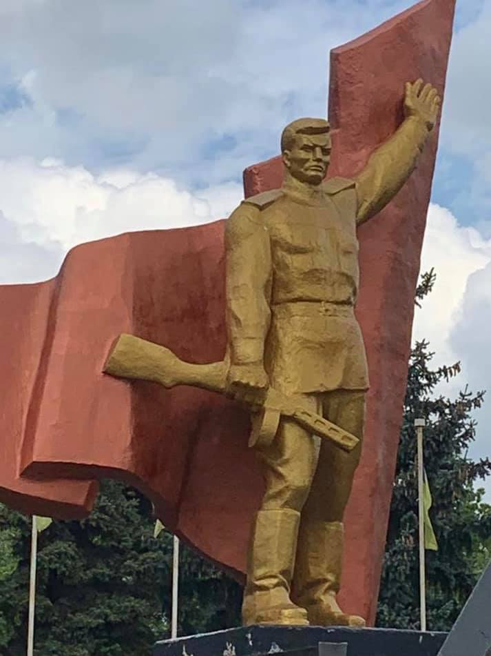 Приклади таких памʼятників у Словʼянську. Деякі з них вже стали «жертвами» вандалізму