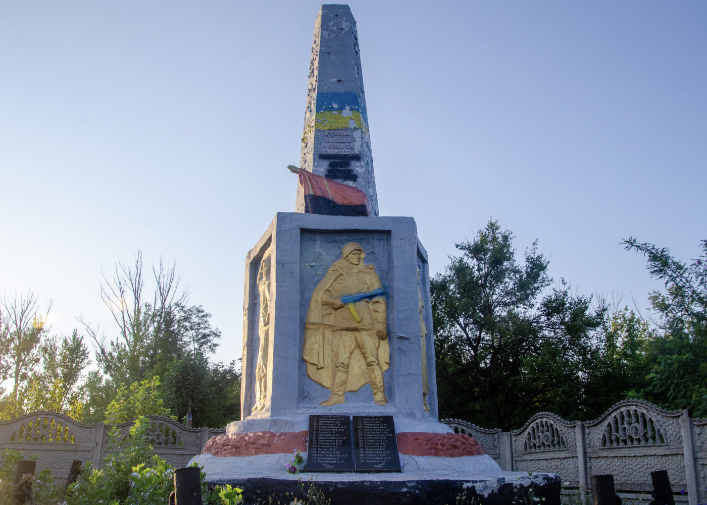 Приклади таких памʼятників у Словʼянську. Деякі з них вже стали «жертвами» вандалізму