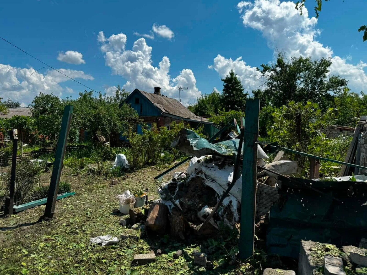 Слов'янськ зазнав серії атак: поранено жінку, пошкоджено будинки
