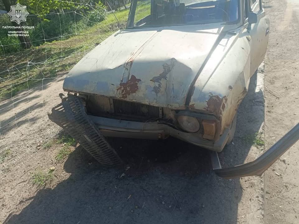 ДТП у Слов'янську: водій без прав та напідпитку врізався в опору