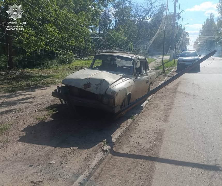 ДТП у Слов'янську: водій без прав та напідпитку врізався в опору