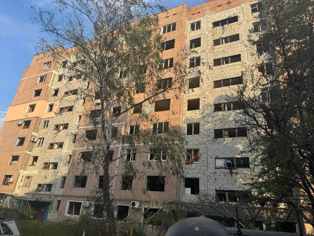 Російський авіаудар по Слов'янську: троє поранених, пошкоджено будинки