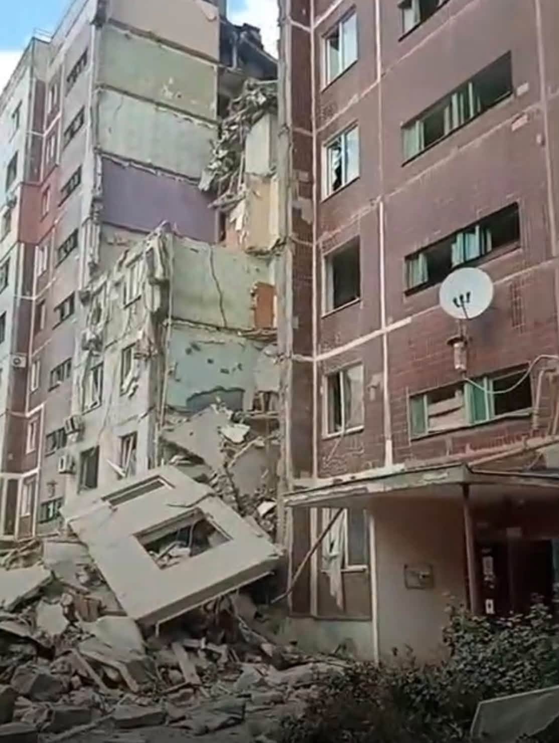 У Слов'янську російські війська вдарили по багатоповерхівці: є поранений