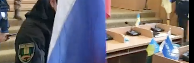 На сесію міської ради у Слов’янську внесли російський і український прапори