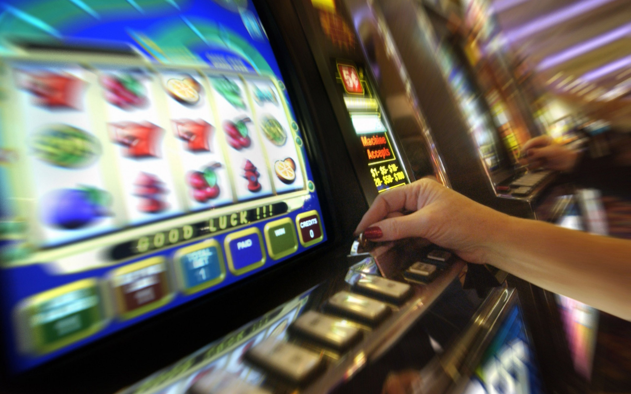 Gaming terminal. Автомат казино. Игровой автомат казино. Лудомания игровые автоматы. Игровой автомат игорный бизнес.