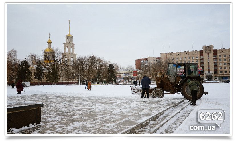 Чистка снега в Славянске – сначала Ленин, а люди подождут.(фотофакт) (фото) - фото 1