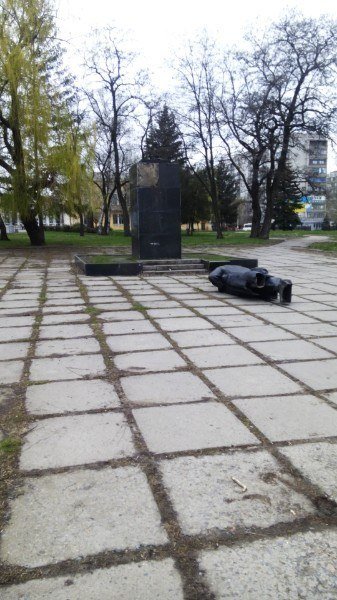 В Краматорске отметили День рождения Ленина, сбросив еще один памятник. ФОТО (фото) - фото 2