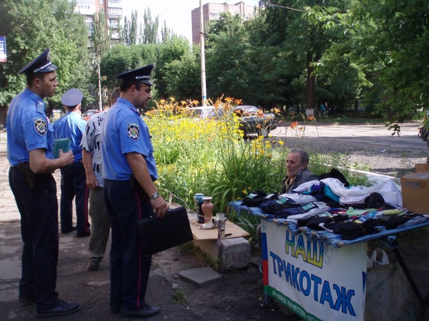 Славянские милиционеры провели рейд по борьбе со стихийной торговлей в районе центрального рынка (фото) - фото 1