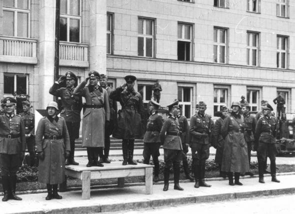 Совместный советско-нацистский парад Победы над Польшей. Брест, 22 сентября 1939 года.