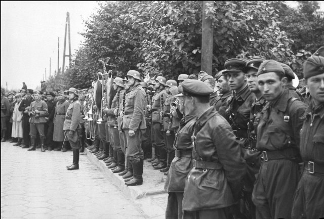 Совместный советско-нацистский парад Победы над Польшей. Брест, 22 сентября 1939 года.